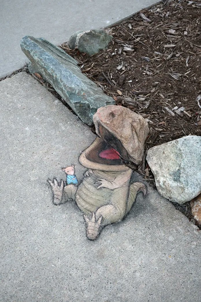 Toastiewiththe's tweet image. STREET ART UTOPIA #streetart
Made You Smile😊
Nadine and the Surprisingly Effective Joke by David Zinn
 Using nothing but chalk and the natural shape of a rock on the sidewalk, he created a scene where a little green monster is cracking up at a joke told by his character Nadine
