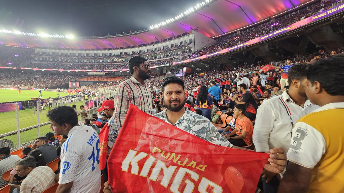 VikramMoond's tweet photo. @PunjabKingsIPL Pichle saal ke final mein aapki team ko itna dil se support kiya tha, lekin aaj yeh dekh kar bas afsos aur regret ho raha hai. 💔 
Sochta hoon agar tum log galti se jeet bhi jaate, toh pata nahi aur kitna niche girte. Support karna hi meri sabse badi galti thi. 😔😭 #PunjabKings https://t.co/ydhbOnX89B