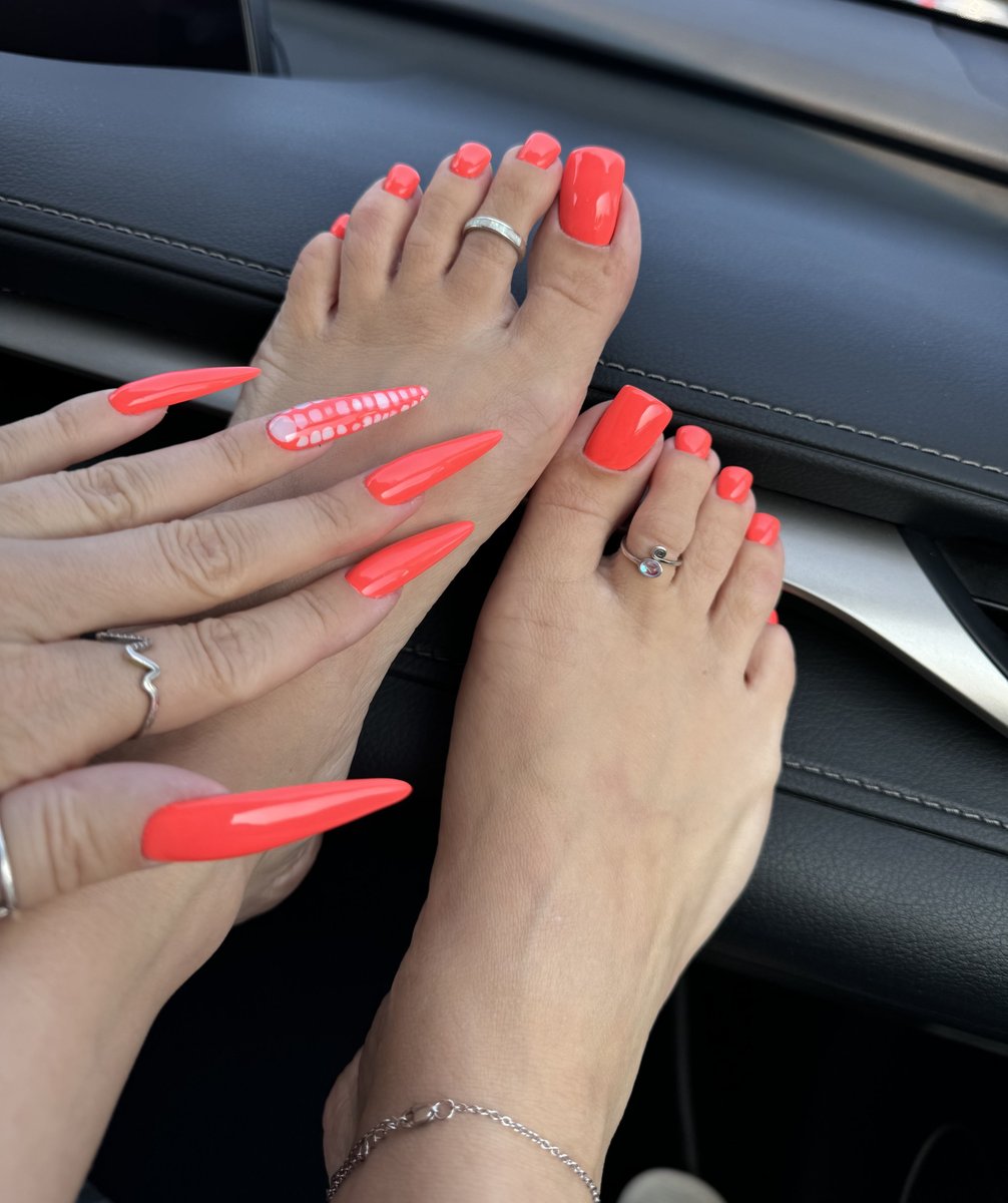 missheels0707's tweet image. What about long nails? 💅🖤 #LongNails #NailArt #NSFW