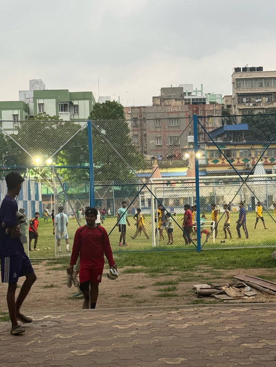 Andrew007Uk's tweet photo. Surprised to discover this ‘hidden oasis’ of football and fitness in the heart of #Chetla
Managing to catch an 11 a side match here is now my target.
#CornersOfKollata https://t.co/7JRVu1I6vF