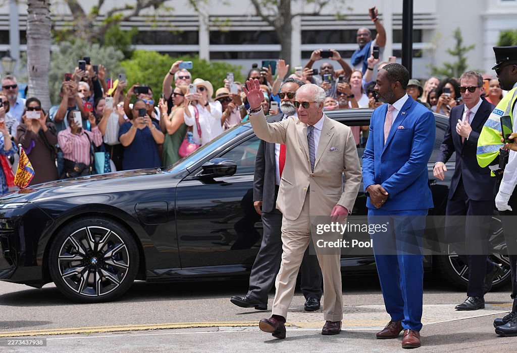 RobinLKing3rd's tweet image. #King #Charles #III speaks to well-wishers during a visit to the #City  #Hall and Arts Centre on May 1, 2026 in St. George's, Bermuda. King  Charles III is in #Bermuda for his first visit to a British Overseas  Territory as Sovereign, Great Visit large crowds happy people