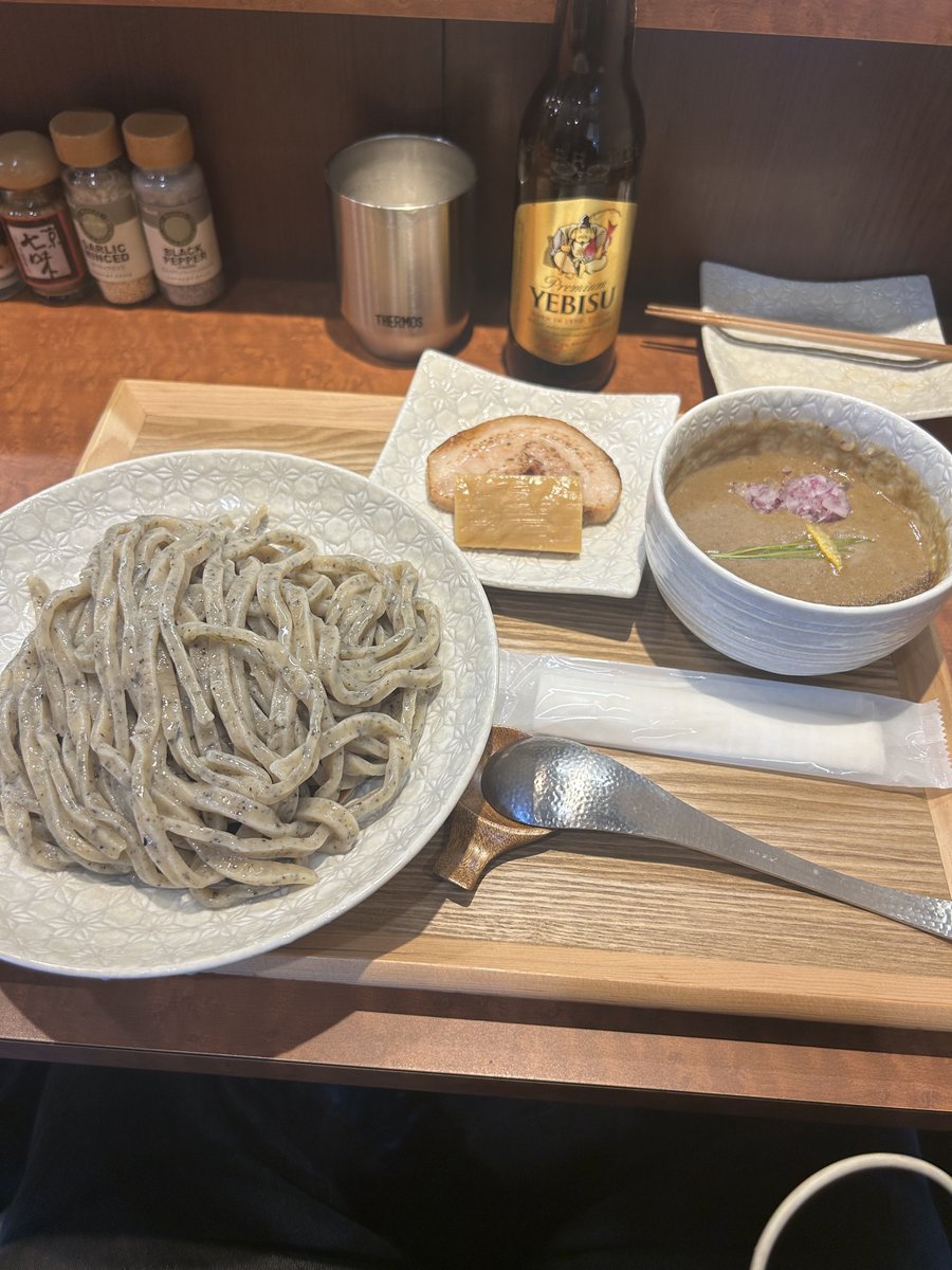 Fuzzy929's tweet photo. 御影麺　鏑矢
　•御影つけめん中　　　
　•熟成低温バラチャーシュー　
　•自家製胡麻メンマ　　　
　•刻みアーリーレッド(紫玉ねぎ) 
　•エビス小瓶 https://t.co/HaXlOg6xcm