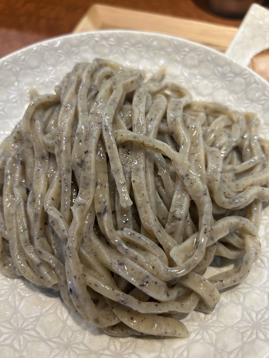 Fuzzy929's tweet photo. 御影麺　鏑矢
　•御影つけめん中　　　
　•熟成低温バラチャーシュー　
　•自家製胡麻メンマ　　　
　•刻みアーリーレッド(紫玉ねぎ) 
　•エビス小瓶 https://t.co/HaXlOg6xcm