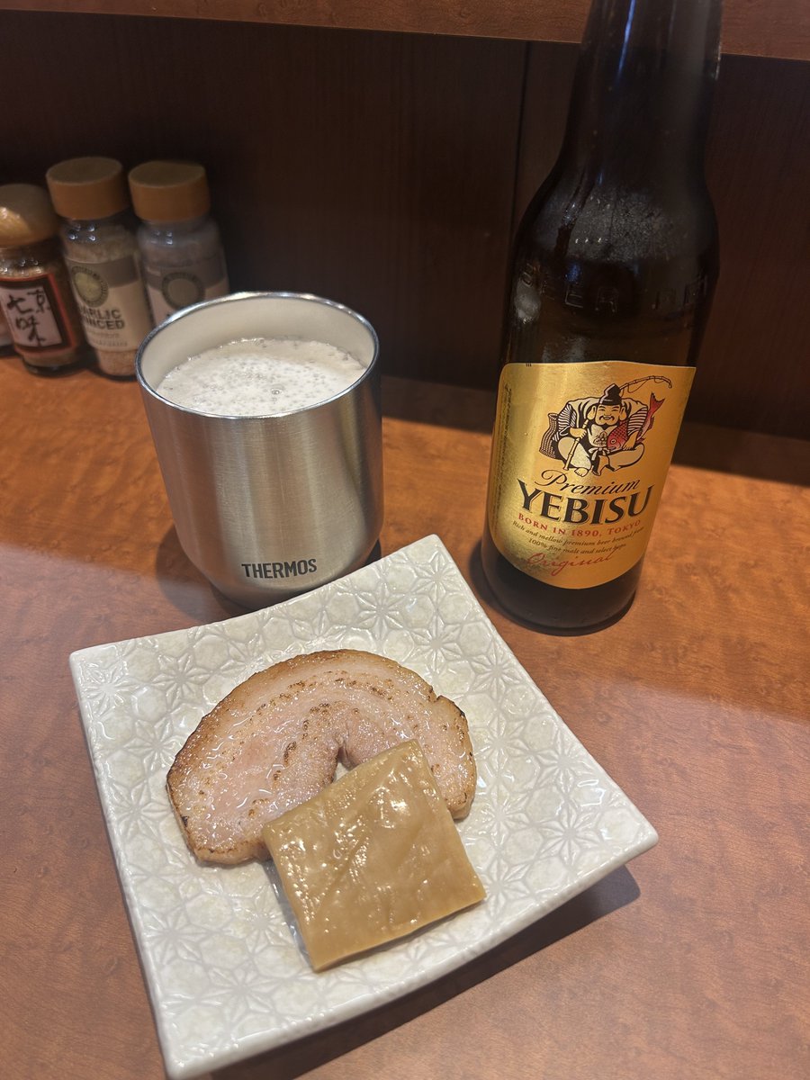 Fuzzy929's tweet photo. 御影麺　鏑矢
　•御影つけめん中　　　
　•熟成低温バラチャーシュー　
　•自家製胡麻メンマ　　　
　•刻みアーリーレッド(紫玉ねぎ) 
　•エビス小瓶 https://t.co/HaXlOg6xcm