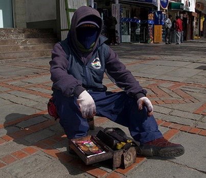 bitcoinr3's tweet image. #Bolivia 🇧🇴 

Abriendo una billetera de #bitcoin para un señor lustra zapatos  (lustra botas) en la feria dominical Del Prado de la ciudad de La Paz.

(Está en planes dar un taller sobre #bitcoin a su organización)

@blinkbtc 
@FBCEglobal 

#bitcoinparatodosbolivia