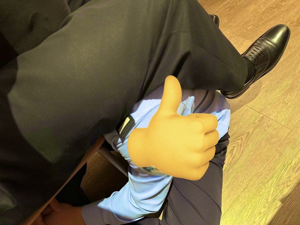 SWAT54961147's tweet photo. 经历了巨大的身份反差后，我被那双45码的丝袜大脚彻底征服。对方吞云吐雾，浓烈刺鼻的烟味伴随着极尽羞辱的粗口当头砸下。 https://t.co/DfUT1r8XSY