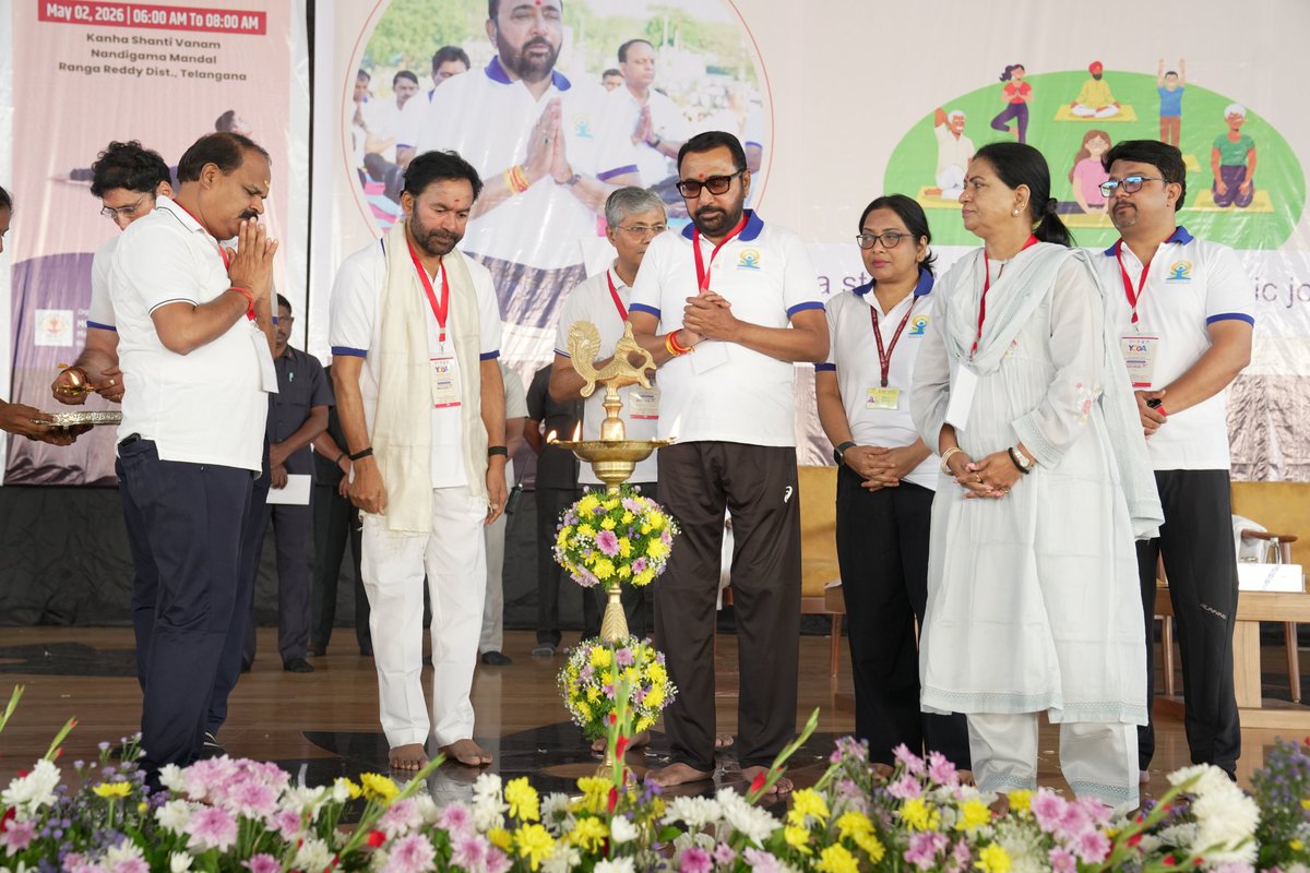 PIBHyderabad's tweet image. రంగారెడ్డి జిల్లా కన్హ శాంతి వనంలోని @heartfulness వేదికగా @mdniy, @ayush ఆధ్వర్యంలో అంతర్జాతీయ యోగ దినోత్సవం 50 రోజుల కౌంట్ డౌన్ కార్యక్రమాన్ని కేంద్రమంత్రులు @kishanreddybjp, @mpprataprao ప్రారంభించారు.

#IDY2026 #Yoga365 #Yoga #50DaystoIDY #YogaMahotsav2026