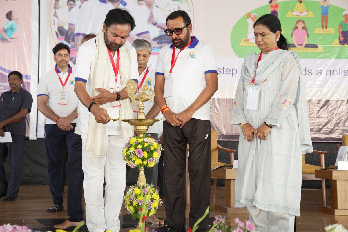 PIBHyderabad's tweet image. రంగారెడ్డి జిల్లా కన్హ శాంతి వనంలోని @heartfulness వేదికగా @mdniy, @ayush ఆధ్వర్యంలో అంతర్జాతీయ యోగ దినోత్సవం 50 రోజుల కౌంట్ డౌన్ కార్యక్రమాన్ని కేంద్రమంత్రులు @kishanreddybjp, @mpprataprao ప్రారంభించారు.

#IDY2026 #Yoga365 #Yoga #50DaystoIDY #YogaMahotsav2026
