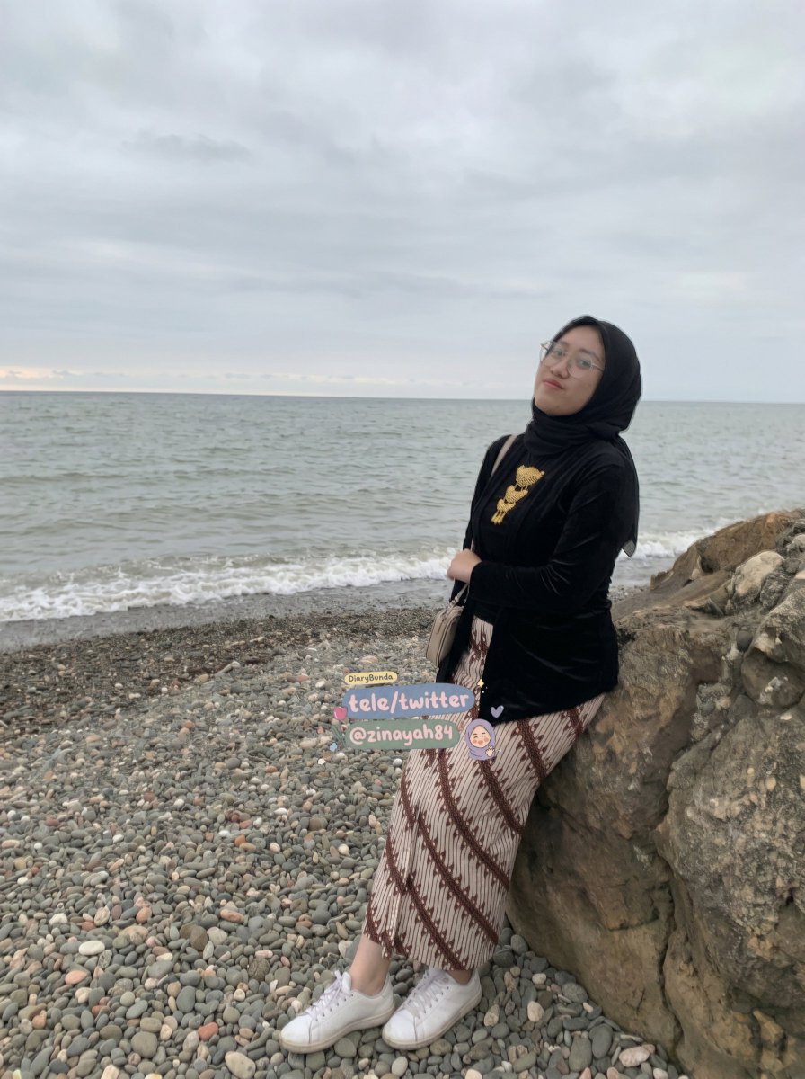 Mom Zyn (43yo) tweet media
