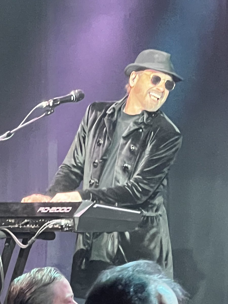 TanzaBr's tweet photo. This guy! So fun #vegasbeegees @vegasbeegees #Mo https://t.co/6bYLS8W8ti