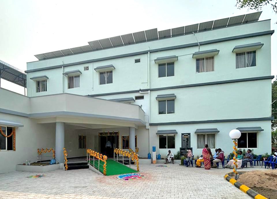 AndhraCommunity's tweet image. CM Chandrababu Naidu inaugurates LV Prasad Eye Care Centre at Gudlavalleru, boosting medical infrastructure in Krishna district

#AndhraPradesh #HealthForAll