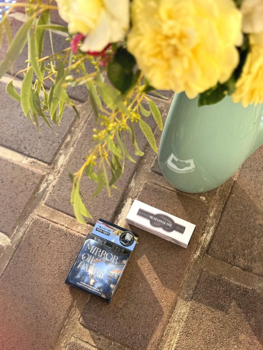 Righteous_Anna's tweet image. Next up… @Muzigae_Mansion @YesStyle the blurring clear look of the day. Sun in the winter, pool in the side, sunbathe by the brick wall. A look at day, going on the Righteous way 🗻
#makeup #cosmetics #beauty #trending #viral
