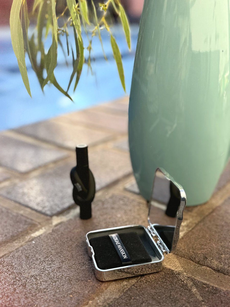 Righteous_Anna's tweet image. Next up… @Muzigae_Mansion @YesStyle the blurring clear look of the day. Sun in the winter, pool in the side, sunbathe by the brick wall. A look at day, going on the Righteous way 🗻
#makeup #cosmetics #beauty #trending #viral