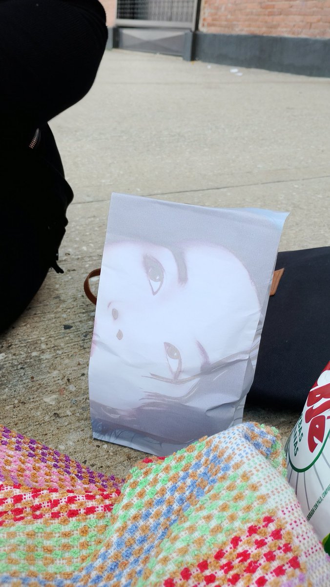 hoy en una feria le compré una plantita a mi mamá y QUE POSIBILIDADES HABIA q m la den en una bolsita de yoongi...... estamos destinados te amo mi amor