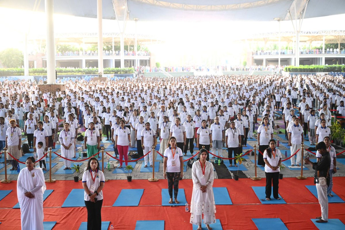 PIBHyderabad's tweet image. రంగారెడ్డి జిల్లా కన్హ శాంతి వనంలోని @heartfulness వేదికగా @mdniy, @ayush ఆధ్వర్యంలో అంతర్జాతీయ యోగ దినోత్సవం 50 రోజుల కౌంట్ డౌన్ కార్యక్రమాన్ని కేంద్రమంత్రులు @kishanreddybjp, @mpprataprao ప్రారంభించారు.

#IDY2026 #Yoga365 #Yoga #50DaystoIDY #YogaMahotsav2026