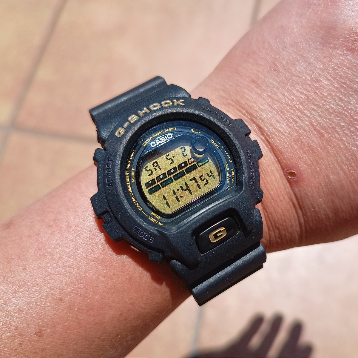 gek__k0's tweet image. DW-6900の風防、文字盤、モジュールをDW-002とスワップ。サードパーティー製の黒ベゼルとELボタンにゴールドを墨入れ。
#GSHOCK #DW002 #DW6900 #墨入れ