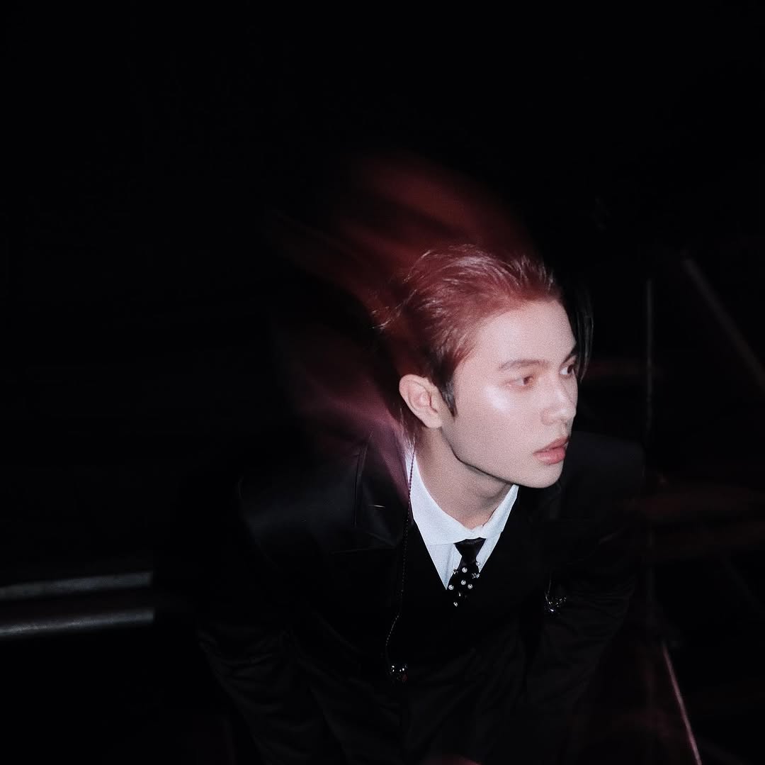 hongsinner's tweet photo. #williamest short au 🔞 | 

A visão de Est naquele terno é o suficiente para fazer William perder o controle. O que começa com um olhar rapidamente se transforma em um momento intenso, onde o ciumes de William finalmente encontra saída. https://t.co/Xz0YMPL77K