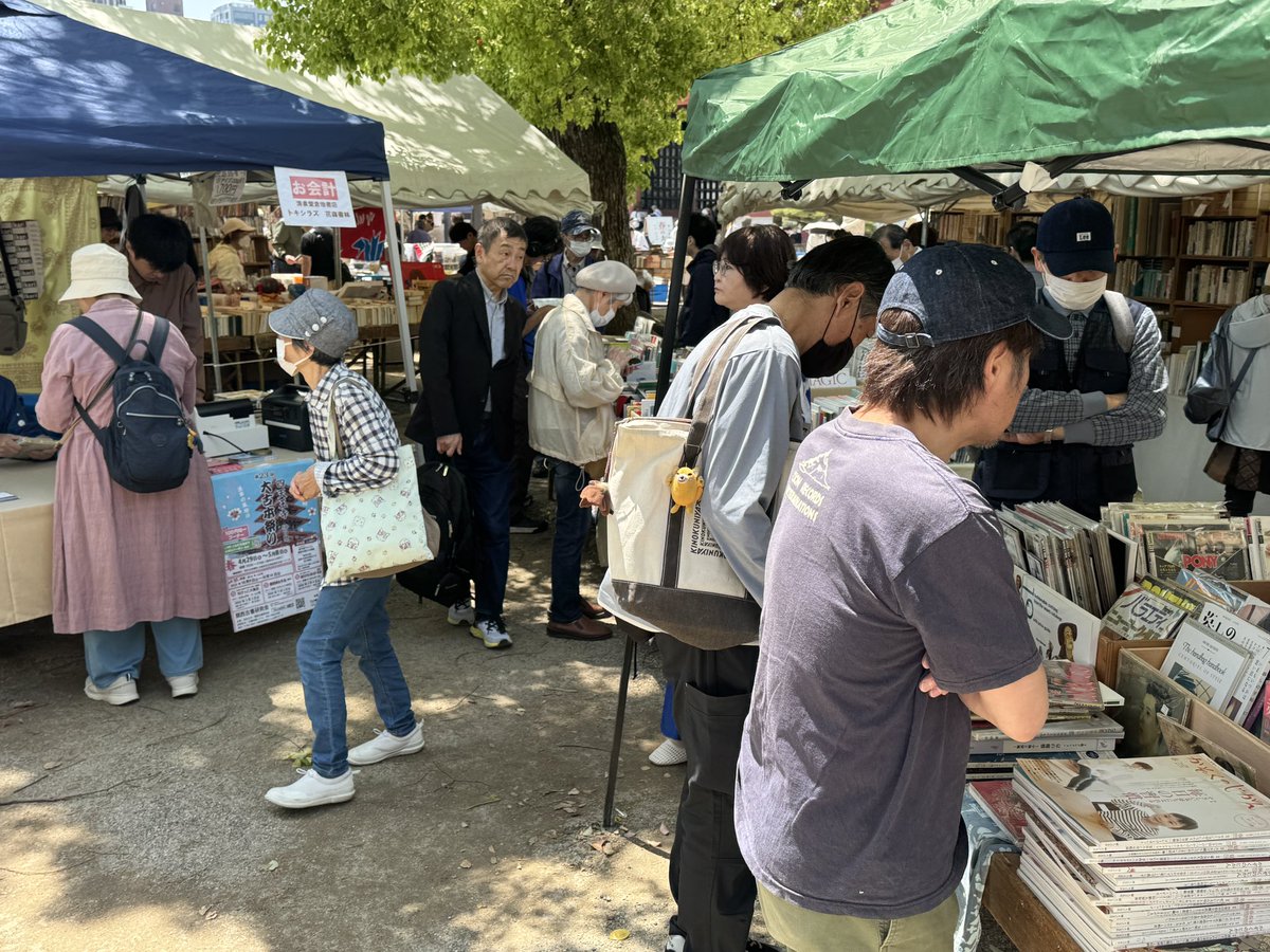seisendou's tweet photo. 四天王寺大古本まつり4日目です。
今日は良い天気です。2日目3日目天気が悪かったので本日は沢山のお客様が来場されてます。今日を含めあと6日もありますので是非お時間あるときにお越しくださいねー。 https://t.co/l4WMFtQqAG