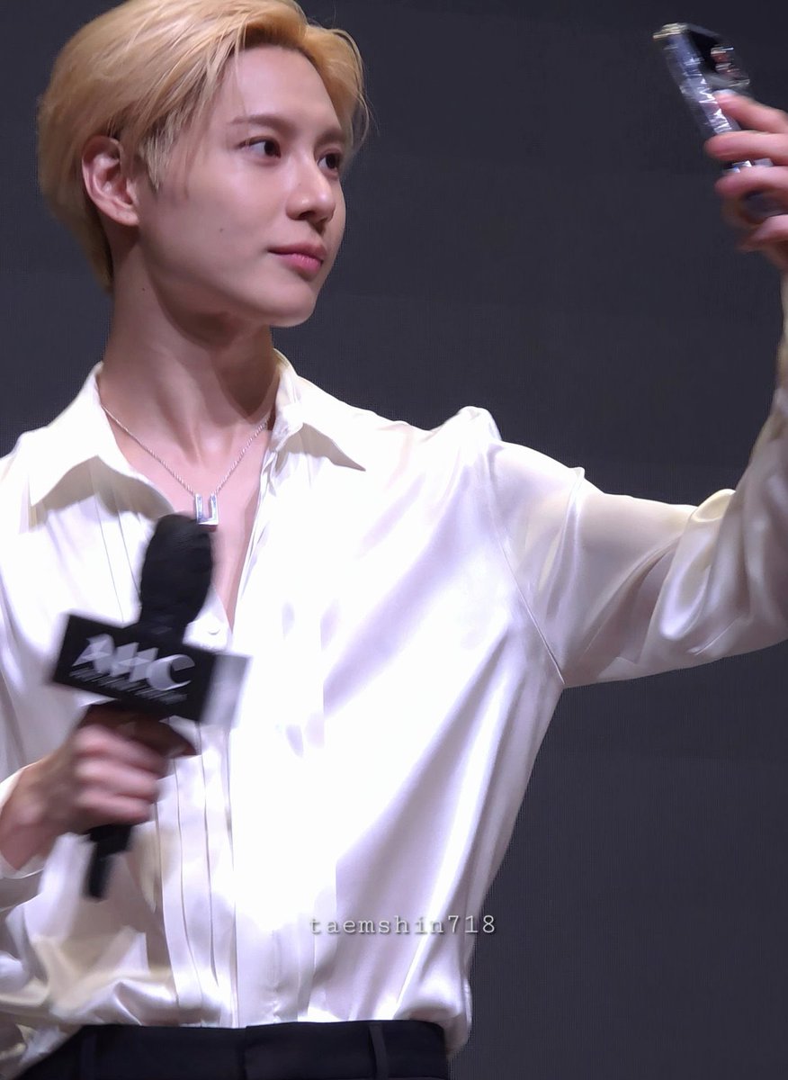 no sé olviden que en esta pocilga llamada twitter hace un mes o mas quisieron instalar que taemin estaba "horrible" e "irreconocible" pero literalmente se ve así(fotos de ayer). El verdadero pretty boy es el