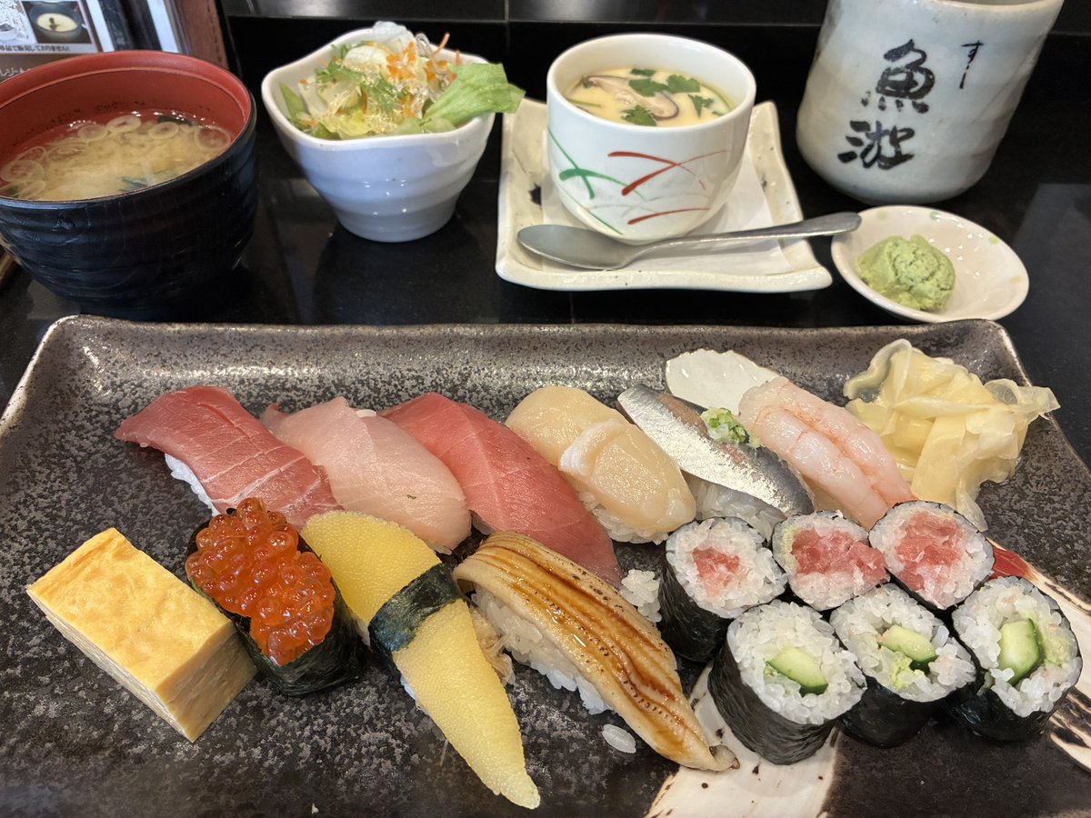 kenki_kids's tweet image. GWはどこにも出かけず、近所の寿司屋でランチするのが1番と思う。
特上寿司1,980円(約12.40ドル)
