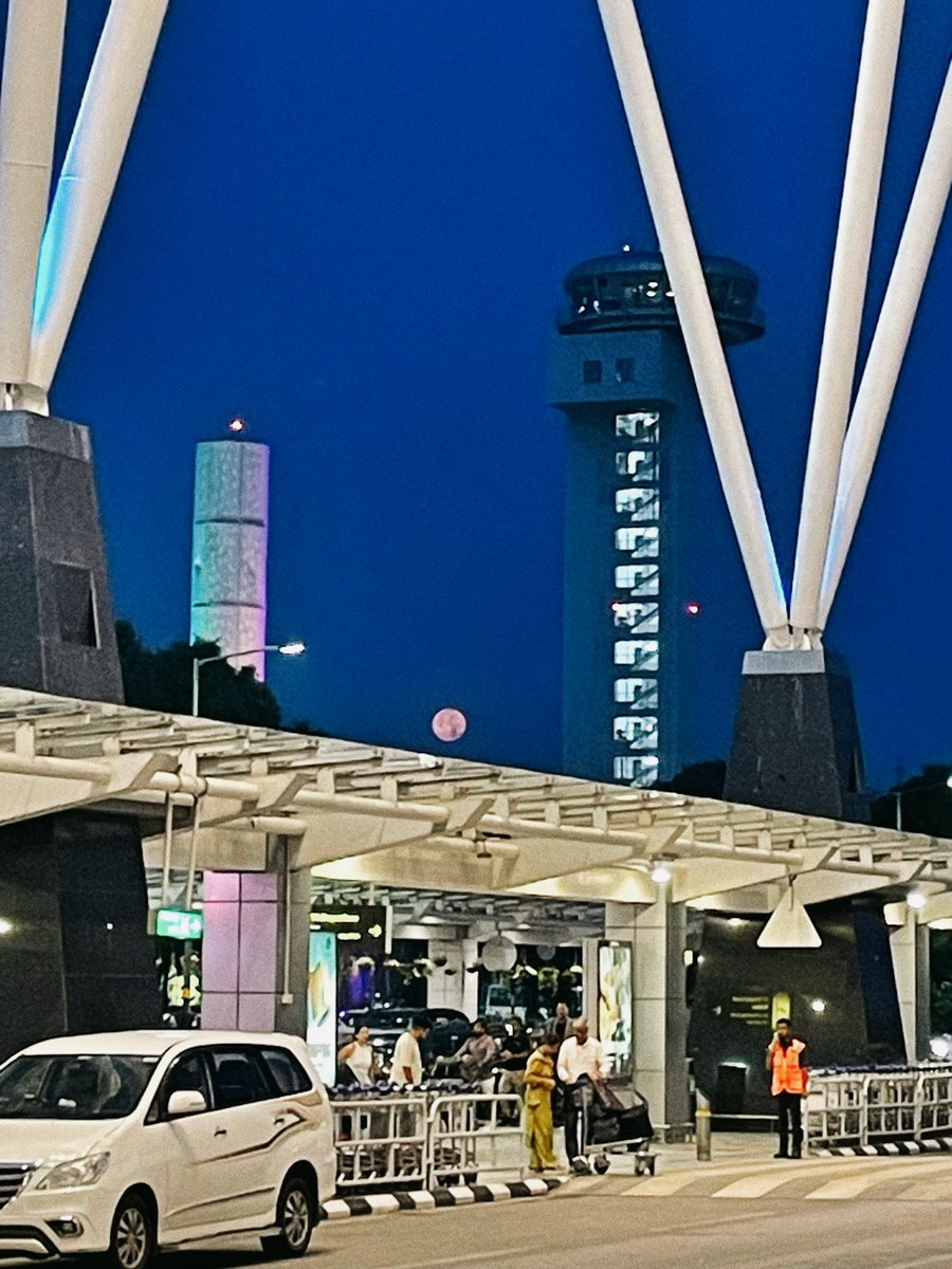 DailyBlrClicks's tweet image. Full Moon Sighting @ Kempegowda International Airport Bengaluru

#Bangalore #Bengaluru #BLR