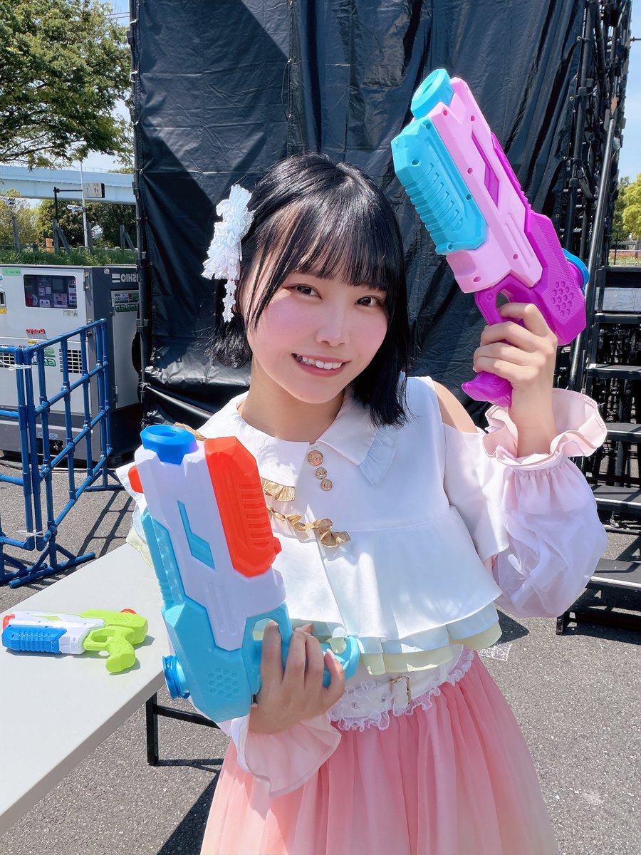 yui_sukiiro's tweet image. サマジャン楽しんでますか〜？？🔫💧

透色ドロップみてくれた人ありがとう🐒
すきいろは1日目のみです！
この後も暑さに気をつけて楽しんでください！𓂃🫧

特典会12:05-13:05
縁日13:35-14:35

#サマジャンゴールデン