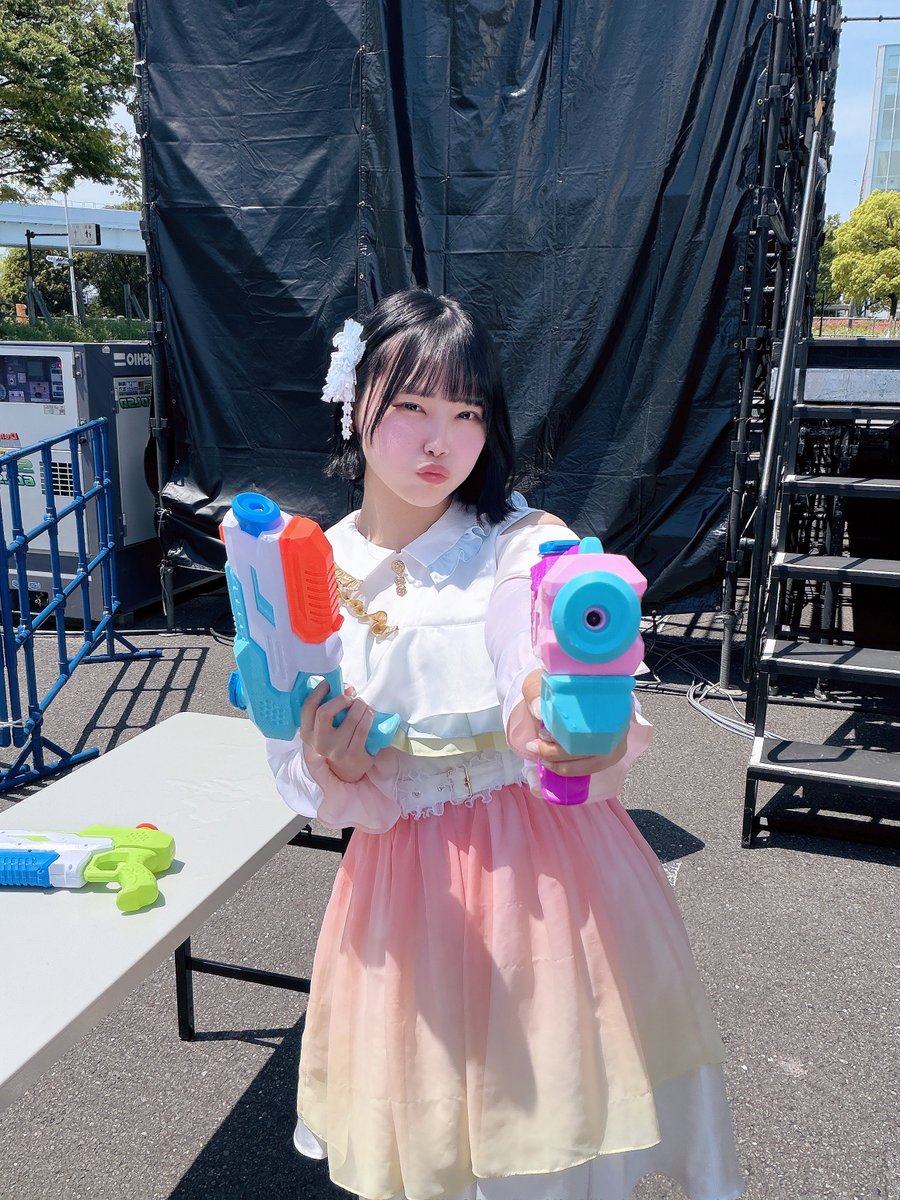 yui_sukiiro's tweet image. サマジャン楽しんでますか〜？？🔫💧

透色ドロップみてくれた人ありがとう🐒
すきいろは1日目のみです！
この後も暑さに気をつけて楽しんでください！𓂃🫧

特典会12:05-13:05
縁日13:35-14:35

#サマジャンゴールデン