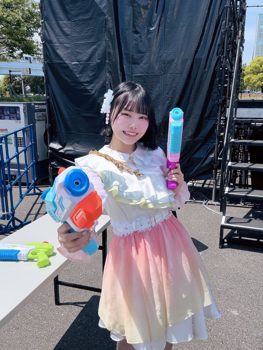 yui_sukiiro's tweet image. サマジャン楽しんでますか〜？？🔫💧

透色ドロップみてくれた人ありがとう🐒
すきいろは1日目のみです！
この後も暑さに気をつけて楽しんでください！𓂃🫧

特典会12:05-13:05
縁日13:35-14:35

#サマジャンゴールデン
