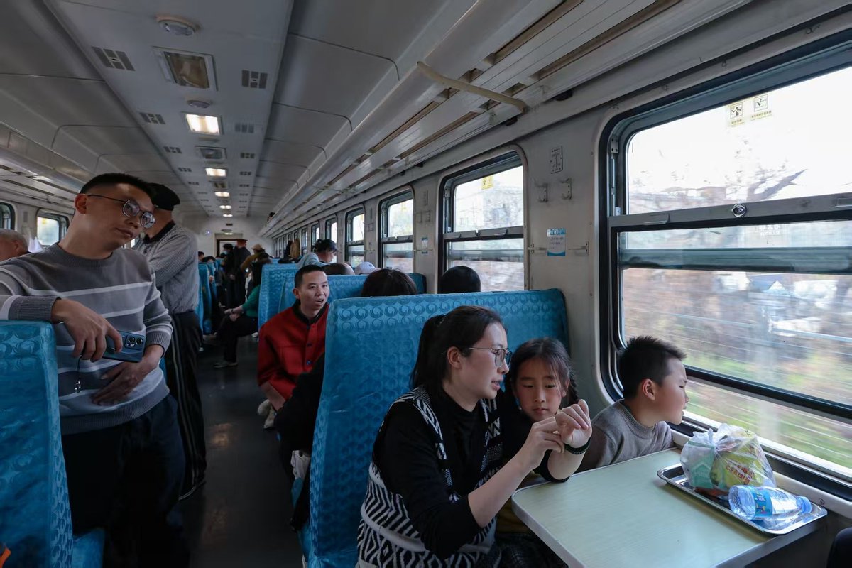 ChinaDailyAsia's tweet image. This viral green train takes riders on a timeless journey through the vibrant past, present and future of #Wuhan. #Railway #FunChina