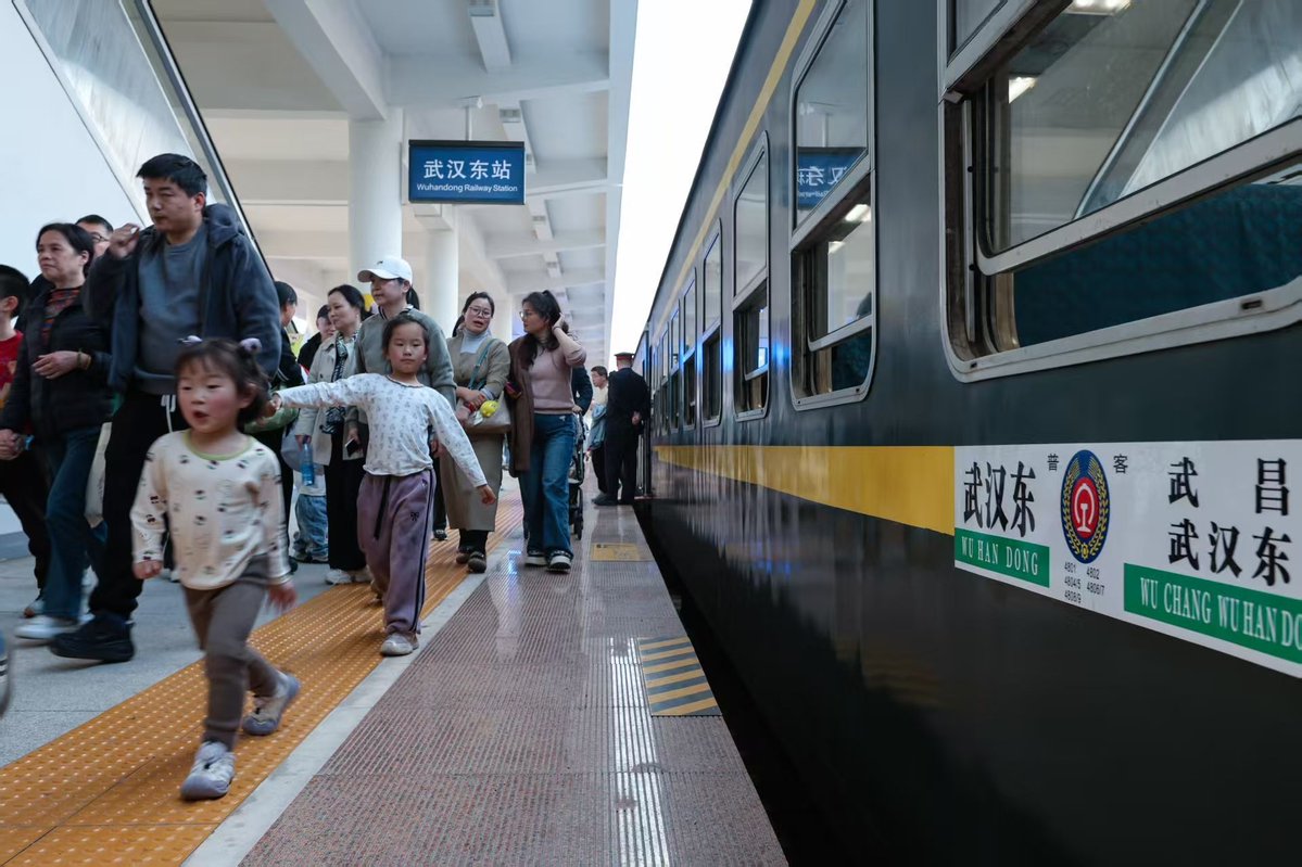 ChinaDailyAsia's tweet image. This viral green train takes riders on a timeless journey through the vibrant past, present and future of #Wuhan. #Railway #FunChina
