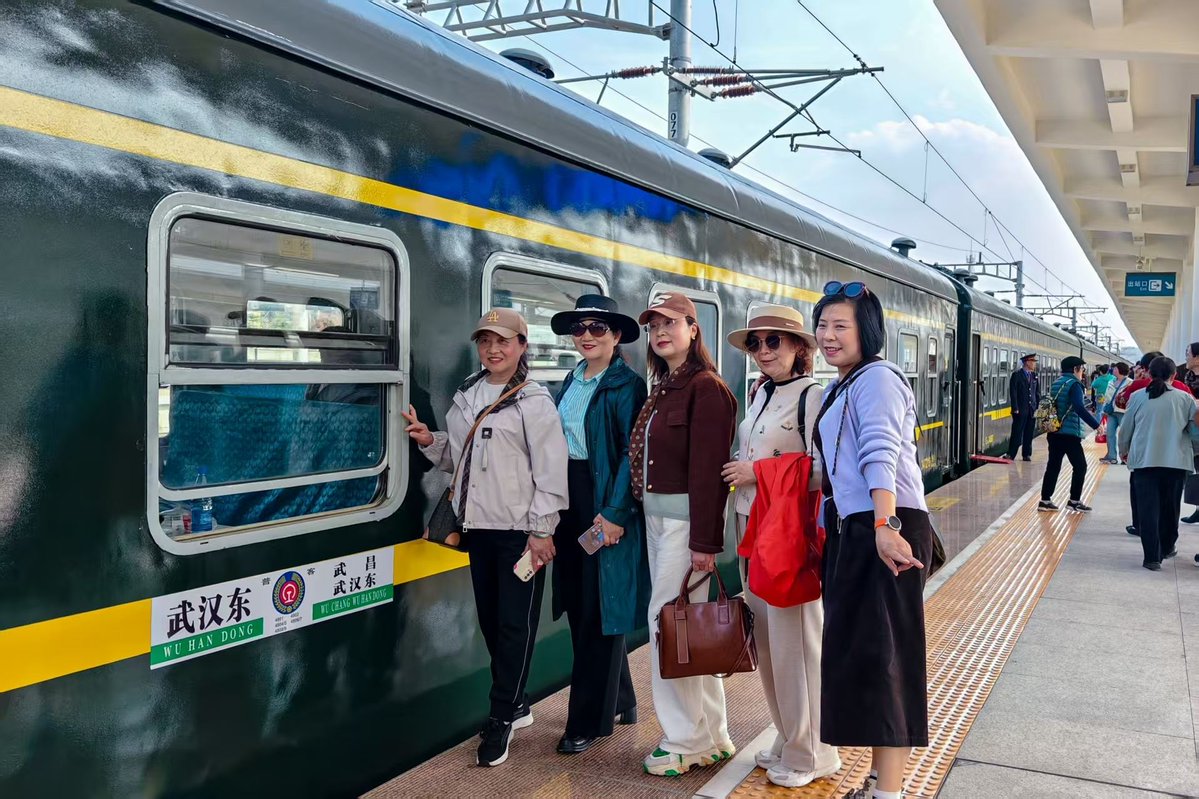 ChinaDailyAsia's tweet image. This viral green train takes riders on a timeless journey through the vibrant past, present and future of #Wuhan. #Railway #FunChina