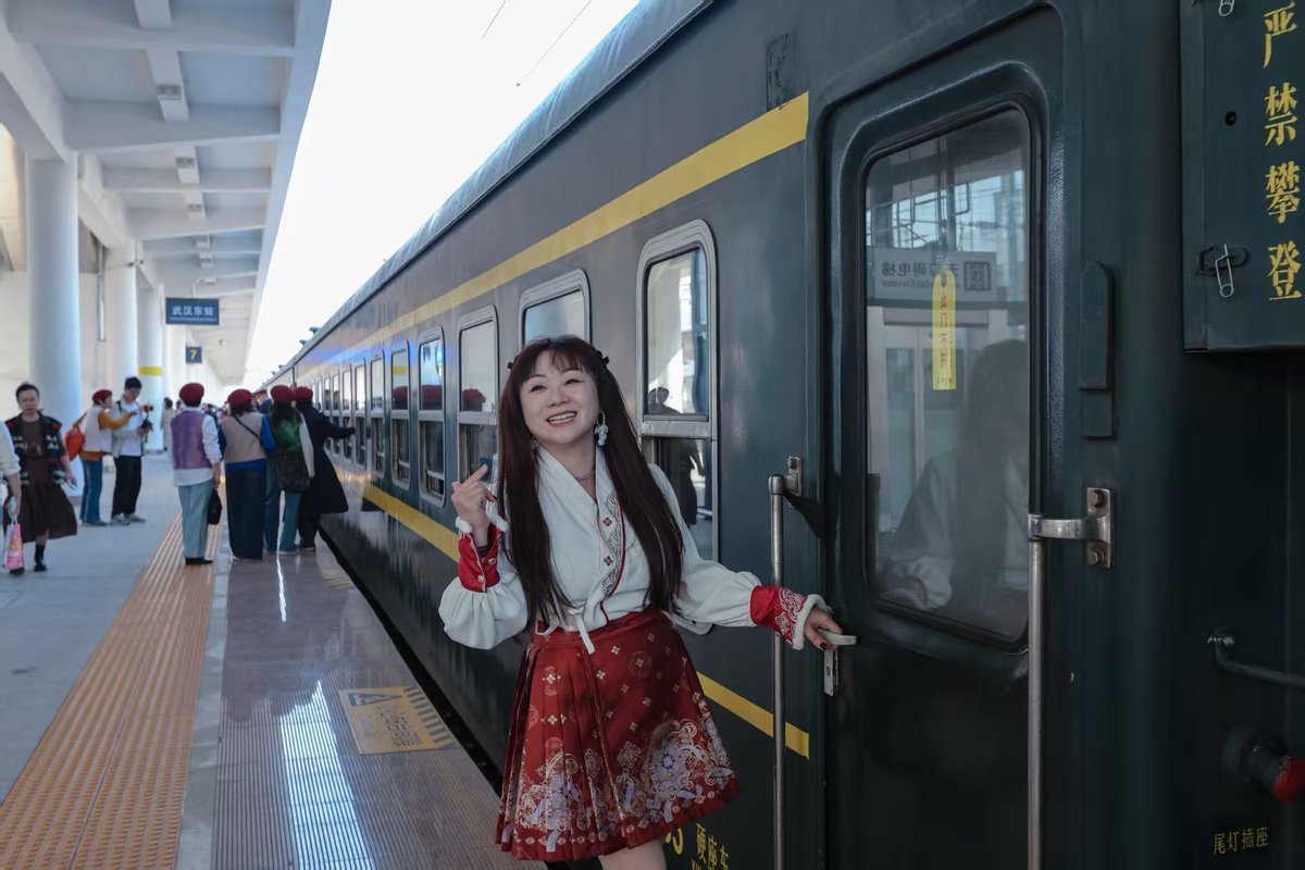 ChinaDailyAsia's tweet image. This viral green train takes riders on a timeless journey through the vibrant past, present and future of #Wuhan. #Railway #FunChina