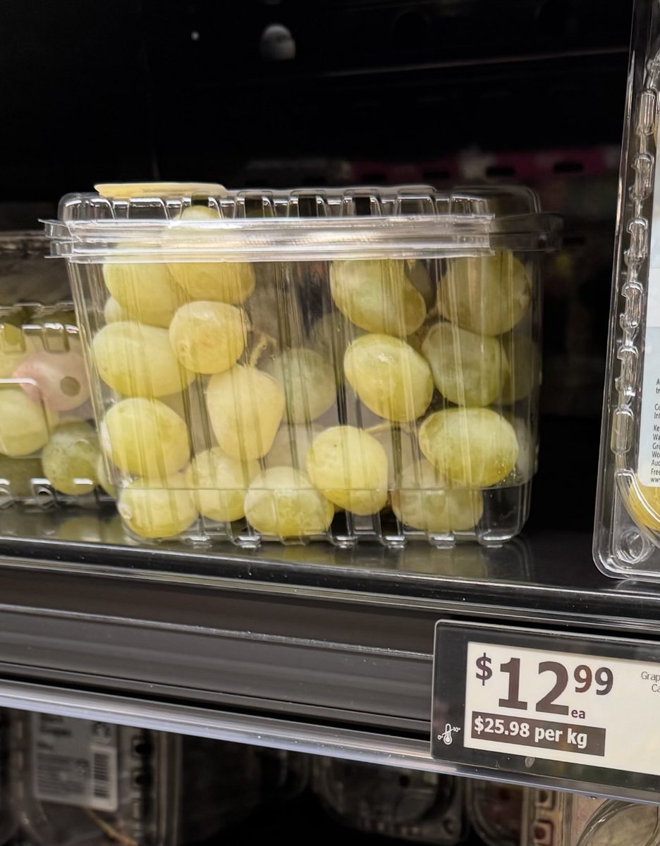nzpoliticsgroup's tweet image. Countdown Alert: 🚨🚨🚨

Check this out folks.

$13 for a small container of old and yellow grapes ‼️

I’m watching you Woolworths NZ !!

All HELL is going to break loose if you don’t stop these rip off SHENANIGANS ‼️