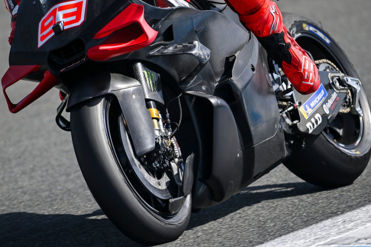 AlessioPiana130's tweet image. #MotoGP 

Ai Test invernali Ducati aveva fatto provare ai suoi 4 piloti con trattamento Factory (Marc Marquez, Pecco Bagnaia, Fabio Di Giannantonio e Alex Marquez) ben 4 differenti configurazioni di aerodinamica: full 2024 (scelta poi per questo primo scorcio di campionato come