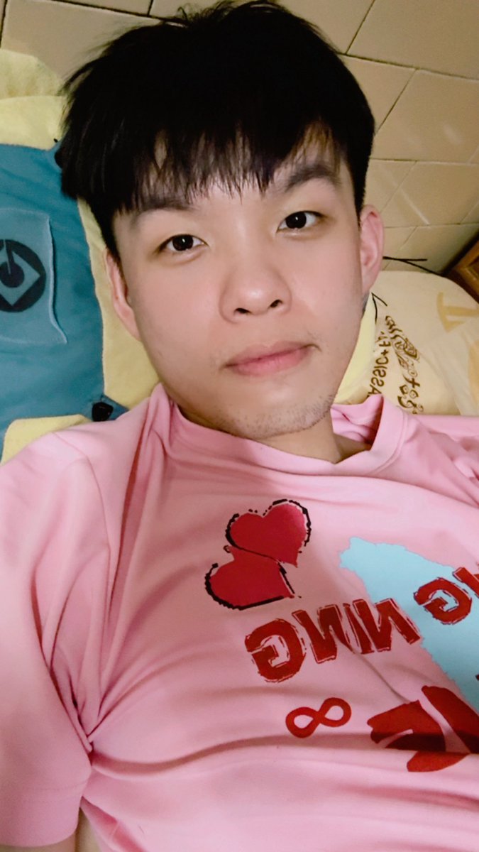 早安 好想看穿著prada的惡魔但又懶得出門哈哈哈
