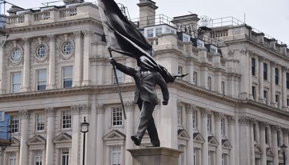 edwardsdna's tweet image. Attributed to Banksy, a New Statue of a Suited Man, Blinded by a Flag and Walking Off a Ledge, Appeared in Central London smithsonianmag.com/smart-news/att… @SmithsonianMag #Banksy #StreetArt #LondonArt #PublicArt #ArtInstallation