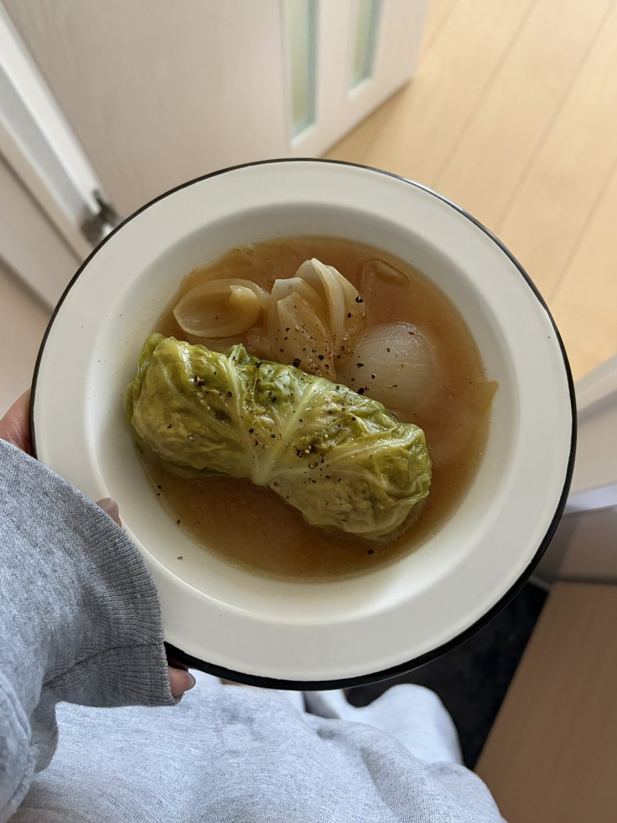 4mo00__'s tweet photo. #日常垢  ロールキャベツと新玉ねぎのスープ https://t.co/senGI5JhPi