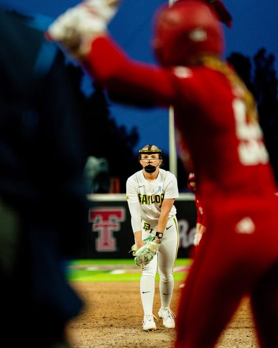 NCAASoftball's tweet photo. Got the upset W 🤩

#NCAASoftball x 📸 @BaylorSoftball https://t.co/hBA1P2ZVzT