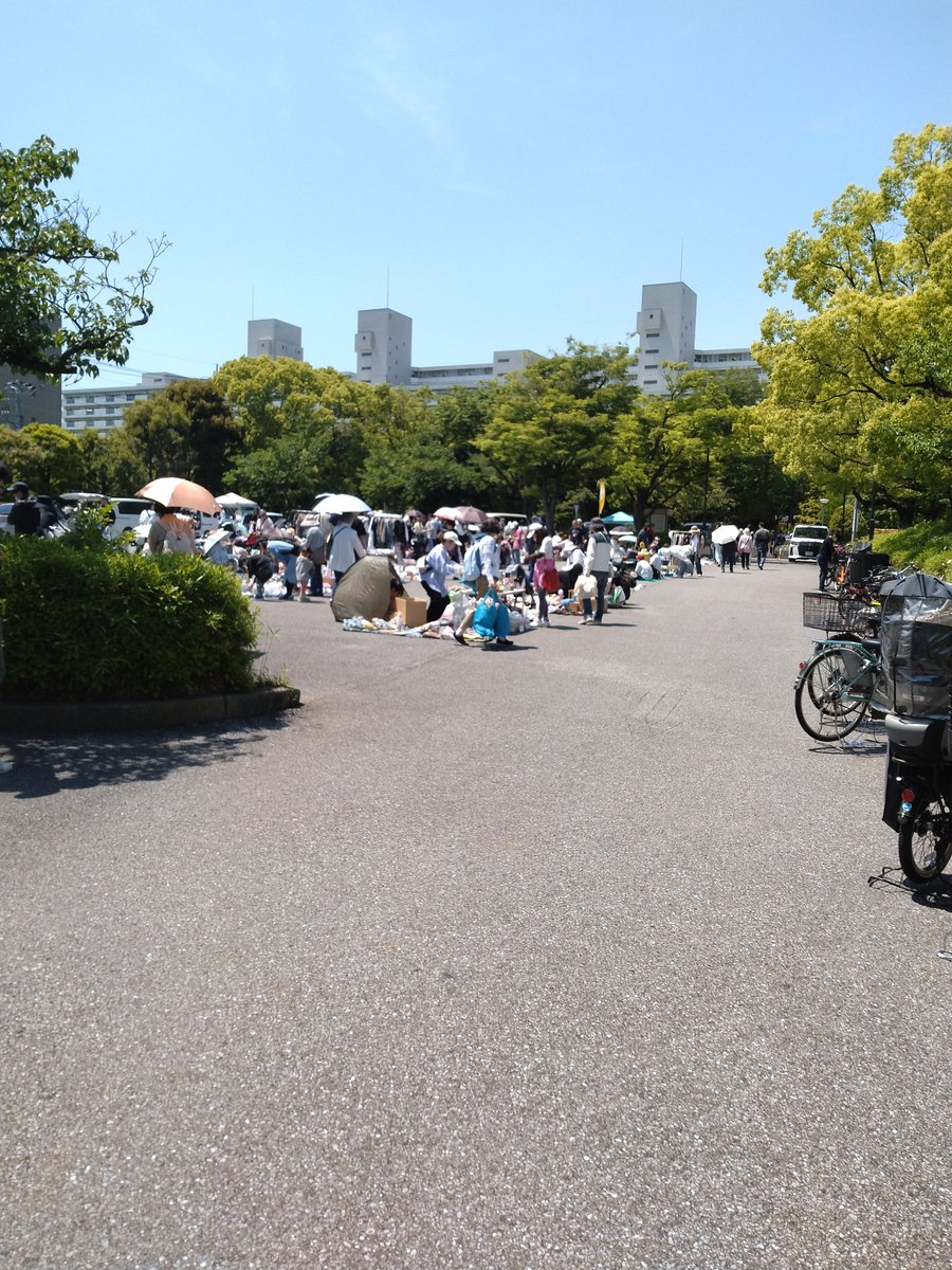 hachiware1111's tweet photo. 今日のフリマ巡り

江戸川区 新田６号公園ASOBO会主催

１００ぐらいかなぁ

陽射しが強いです。飲み物必須＆日傘も

一般の出店者さんが多いですね

私はこんな感じのフリーマーケット会場が好きです

車出店エリアは業者も多め

都営バスのおもちゃが中古なのに高値ｗ

あの値段で買う人？

続く https://t.co/yRQpkt68HT