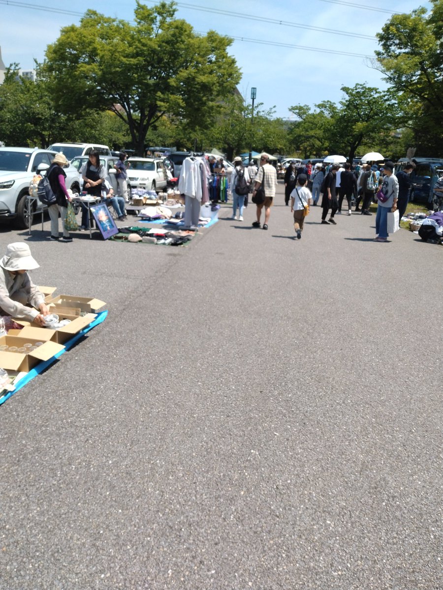 hachiware1111's tweet photo. 今日のフリマ巡り

江戸川区 新田６号公園ASOBO会主催

１００ぐらいかなぁ

陽射しが強いです。飲み物必須＆日傘も

一般の出店者さんが多いですね

私はこんな感じのフリーマーケット会場が好きです

車出店エリアは業者も多め

都営バスのおもちゃが中古なのに高値ｗ

あの値段で買う人？

続く https://t.co/yRQpkt68HT