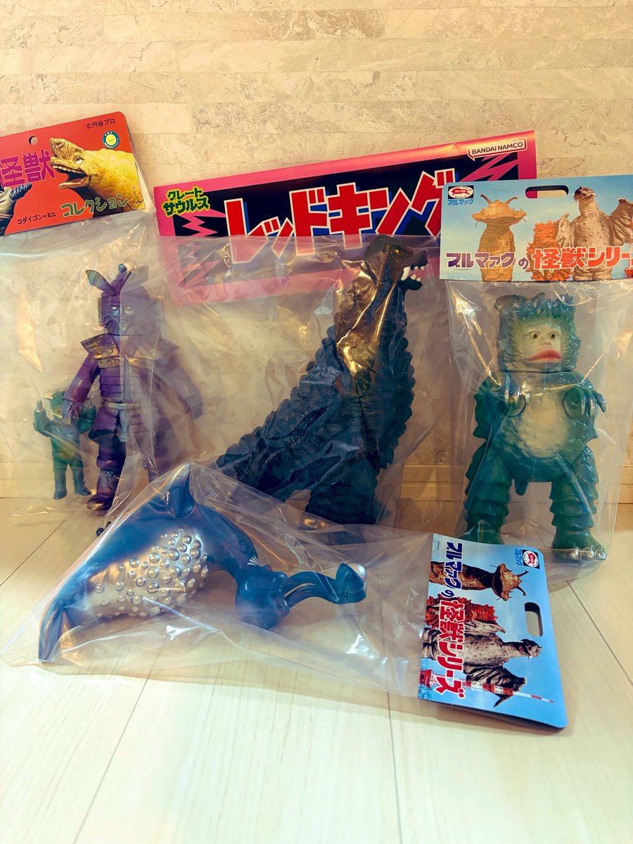 連休の初日に円谷怪獣が4体届いた 天気もいいし最高だね👍 #ソフビ