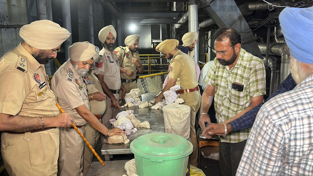 LiPunjab's tweet image. ਕਮਿਸ਼ਨਰੇਟ ਪੁਲਿਸ ਅੰਮ੍ਰਿਤਸਰ ਵੱਲੋਂ NDPS ਐਕਟ ਦੇ 702 ਮੁਕੱਦਮਿਆਂ ਵਿੱਚ ਬ੍ਰਾਮਦ ਮਾਲ ਨਸ਼ਟ ਕੀਤਾ ਗਿਆ
#amritsar #AmritsarPolice #NDPSAct #DrugFreePunjab #WarOnDrugs #LivingIndiaNews