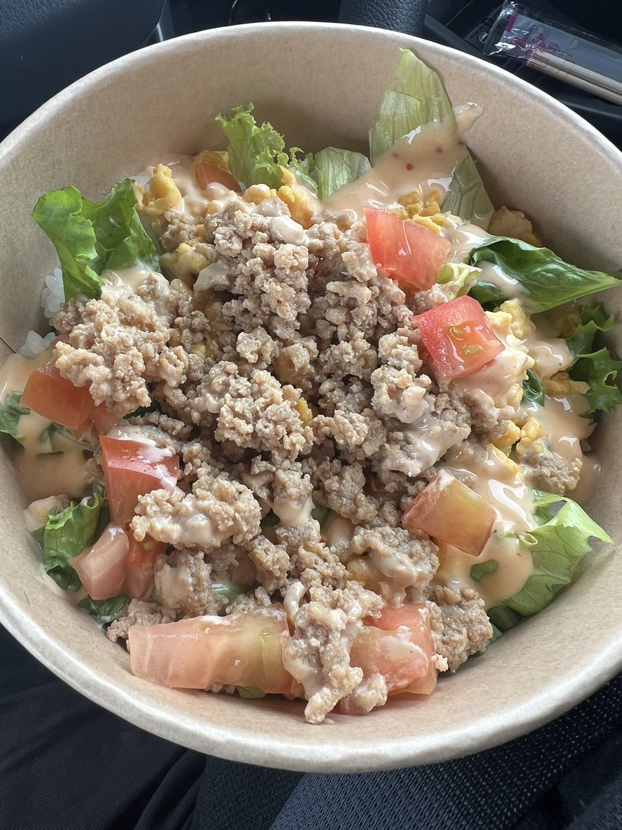 GotchinD's tweet photo. 今日のお昼は職場近くのお惣菜屋さん弁当

美味しかった･･･

#鶏そぼろ丼 https://t.co/YR0pJZic6d