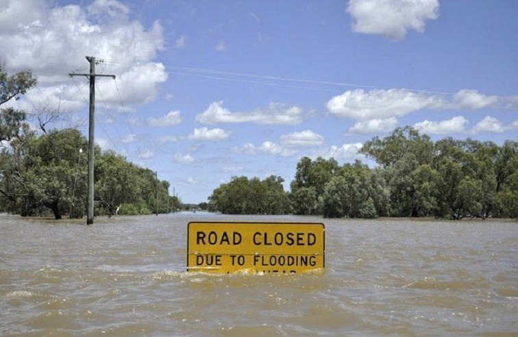 lnnocent191535's tweet image. 🚨 Flood Alert! North West law enforcement warns motorists: DON'T CROSS FLOODED ROADS! Police divers rescuing drivers trapped in vehicles. Stay safe.

#FloodWarning #NorthWest
 #SafetyFirst