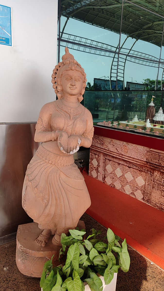 pharmaclinical1's tweet photo. @BPIABhubaneswar kindly remove the fragmentary statue from the main entrance of gate no D4 https://t.co/TuUsLZYrqc