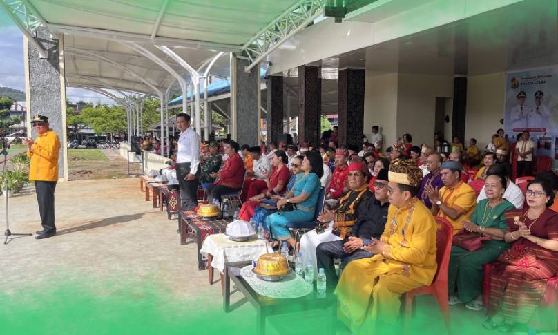 Kodim_Tator's tweet image. Dandim 1414/Tator Letkol Inf Armal S.H., M.I.P bersama forkopimda Kabupaten Toraja Utara menghadiri kegiatan upacara dalam rangka Hari Pendidikan Nasional, bertempat di Lapangan Bakti, Kec. Rantepao, Kab. Toraja Utara.
Sabtu, 02/05/2026

#tniad
#TNIindonesia
#tetapsemangat