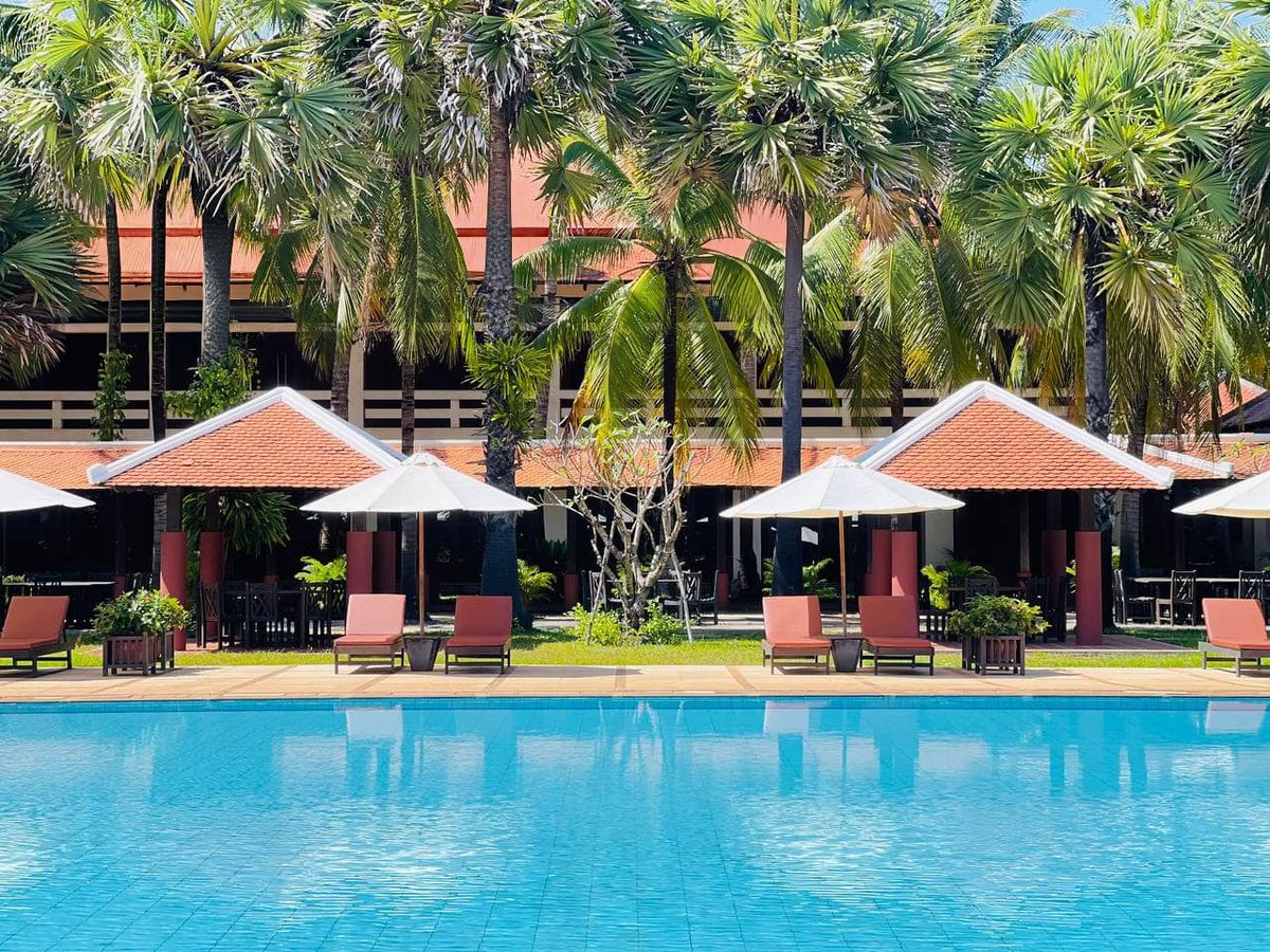 KellyChanDara's tweet photo. Escape to paradise at Royal Angkor Resort &amp; Spa,  where every poolside moment feels like a dream.
#RoyalAngkorResort #SiemReap #PoolsideVibes #LuxuryEscape #TropicalGetaway https://t.co/HzwDQAzhEg