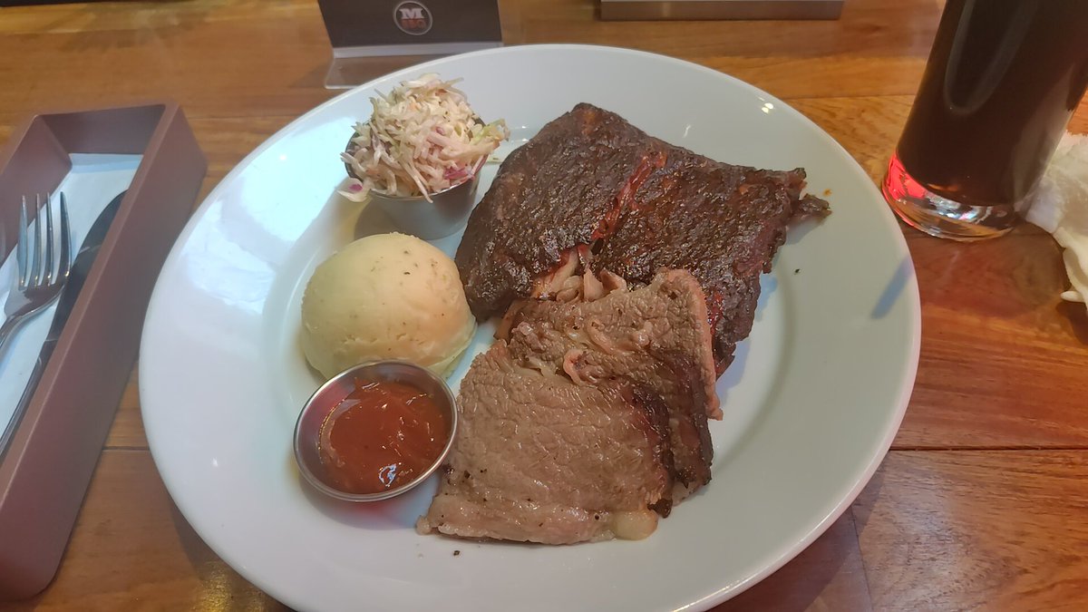 スペアリブとブリスケットを食べてきた 肉の内側のトロトロと、外側の