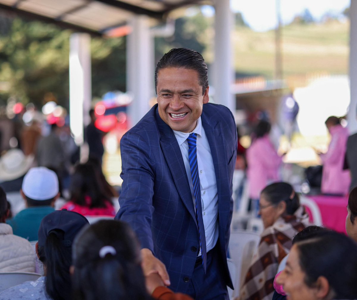 Trabajar por #Chignahuapan no es cumplir un cargo, es honrar la confianza de su gente. Es levantarse cada día con una sola misión: servir, resolver y construir un mejor futuro.
Cada gestión que impulsamos, cada obra que iniciamos y cada acción que emprendemos tienen rostro,