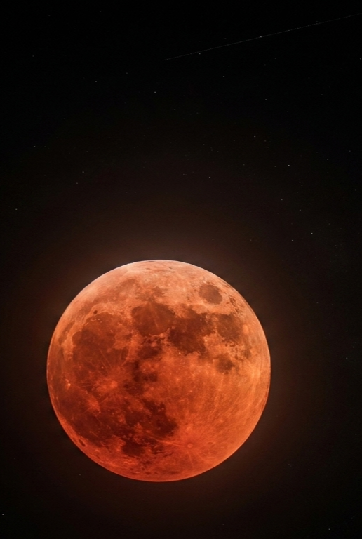 mapabraham's tweet photo. La luna hoy en Caracas https://t.co/AMqBMVu1Vo
